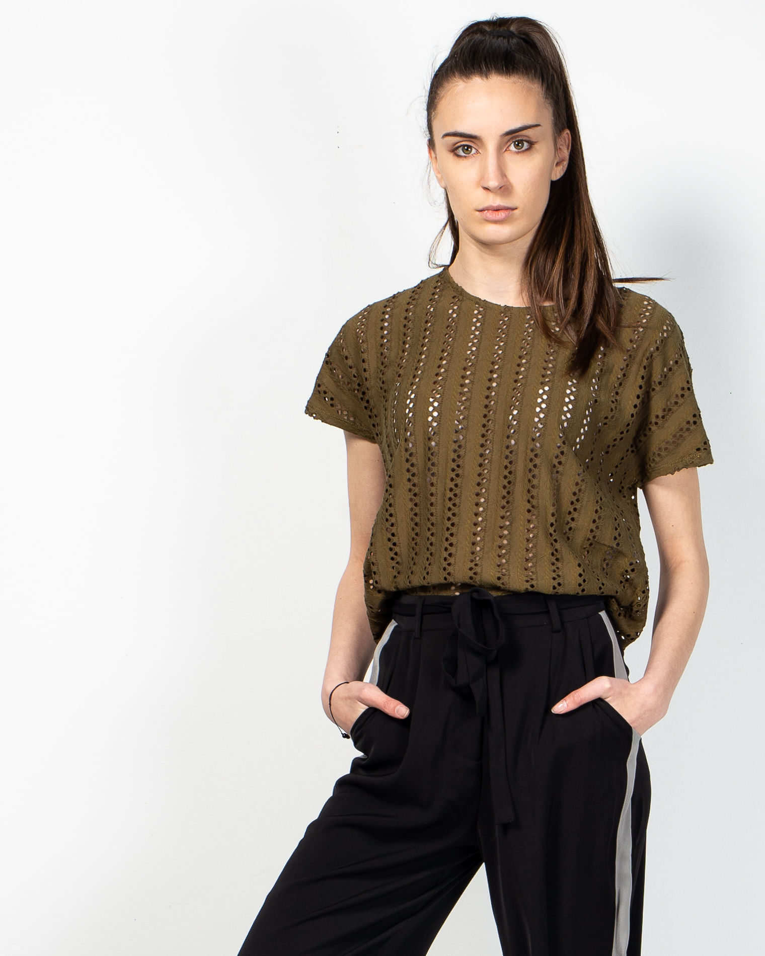 Bluza crop cu model perforat 2102502021