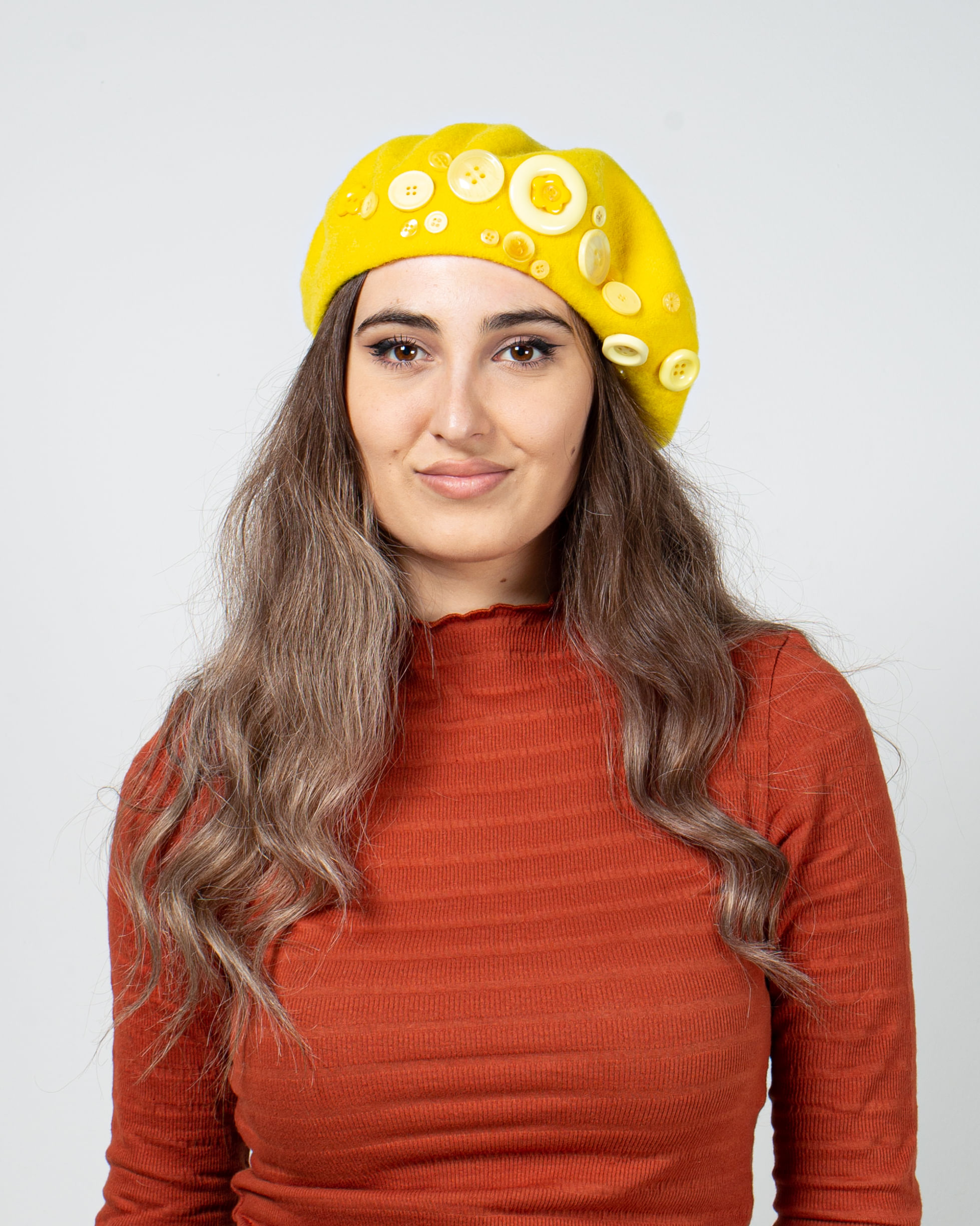 Bereta galbena cu nasturi aplicati